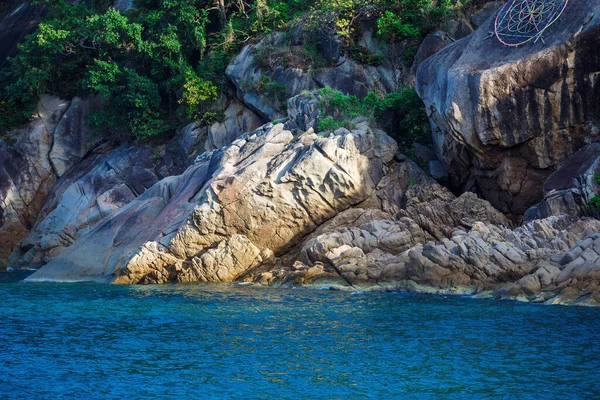 Belas paisagens: rochas e mar na Tailândia — Fotografia de Stock