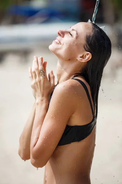 Belle fille prend une douche sur la plage — Photo