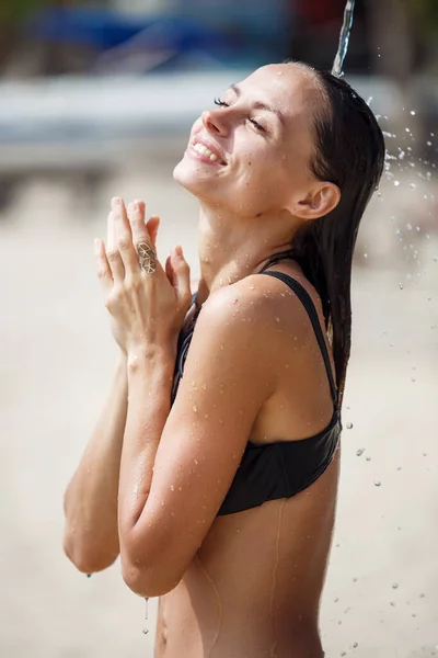 漂亮的女孩在海滩上洗澡 — 图库照片