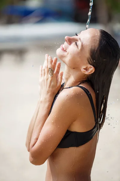 Красива дівчина приймає душ на пляжі — стокове фото