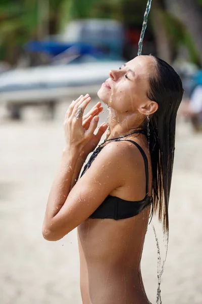 Piękna dziewczyna bierze prysznic na plaży — Zdjęcie stockowe