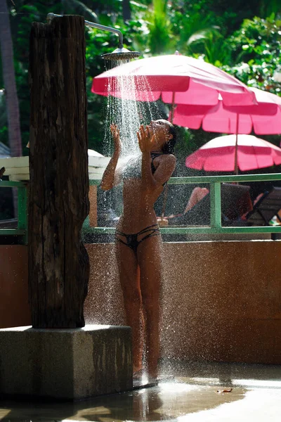 아름다운 아가씨 가 해변에서 샤워를 한다 — 스톡 사진