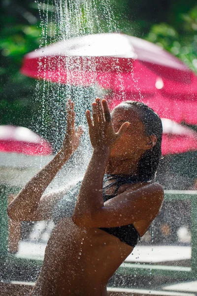 아름다운 아가씨 가 해변에서 샤워를 한다 — 스톡 사진