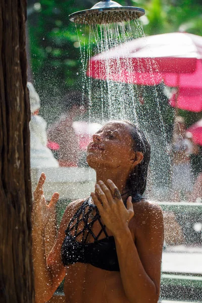 Bella ragazza prende una doccia sulla spiaggia — Foto Stock