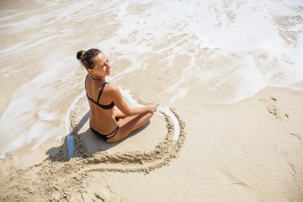 Bella ragazza in posizione Lotus sulla spiaggia — Foto Stock