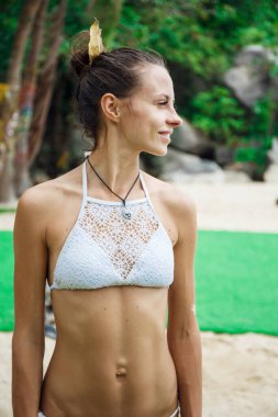 Beyaz mayo giymiş güzel bir kızın portresi.