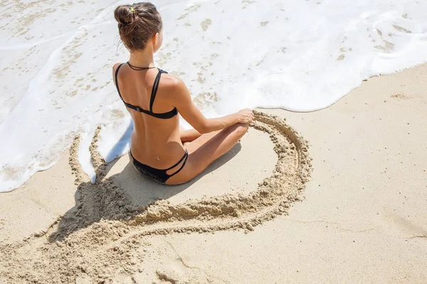 Bella ragazza in posizione Lotus sulla spiaggia — Foto Stock