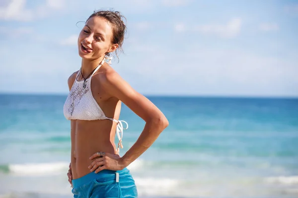 Ritratto di una bella ragazza in costume da bagno bianco — Foto Stock