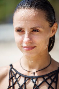 Siyah mayo giymiş güzel bir kızın portresi.