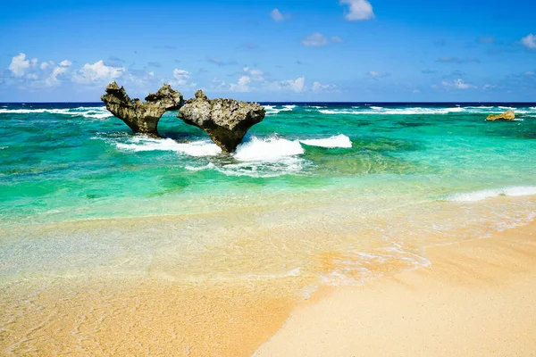 Kouri Adası ve Heart Rock Okinawa, Japonya.