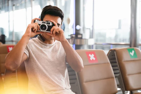 Tourist Asia Young Man Shooting Photo Turn Forward Camera While — Stock Photo, Image