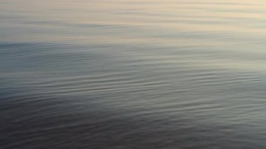 Süper yavaş çekimde kusursuz okyanus dalgaları döngüsü, video tasarımı, sunumlar ve animasyon projeleri için soyut su yüzeyi arkaplanı.