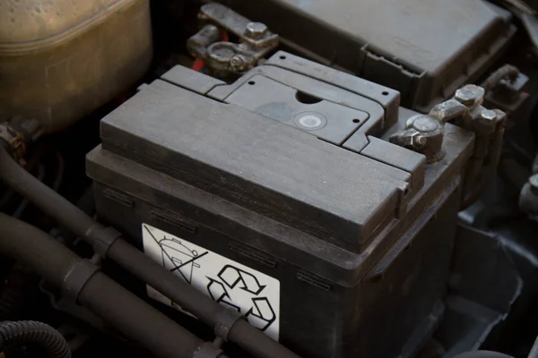 Bir akü yerde bir motor Bay