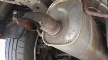Bu araba egzoz borusu başlar