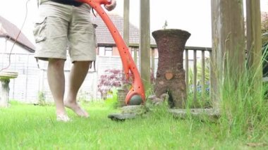 Bir elektrik strimmer Strimming çim