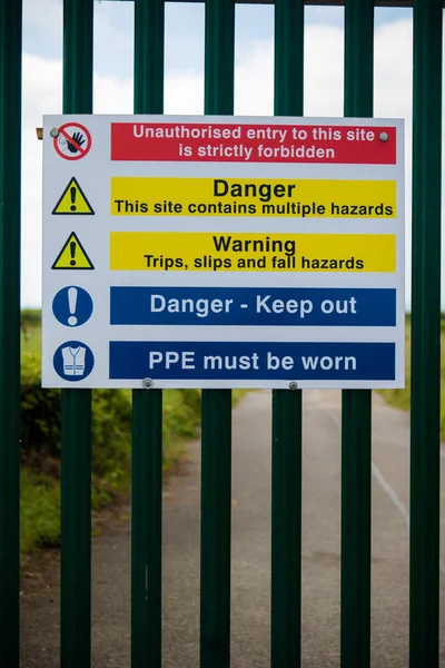 イギリス 2018 警告標識付近の Uniper 運航グレイン島の発電所 — ストック写真