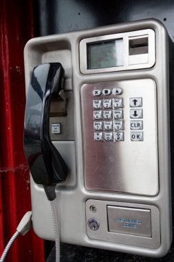 Bir telefon telefon kutusunda