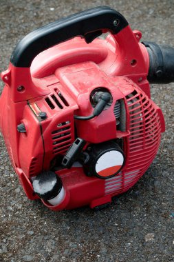 Düşen yapraklar büyük miktarda temizlenmesi için bir benzin yaprak üfleyici