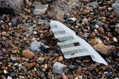Plastik çöp ve diğer çöpleri tahıl Isle, Kent, İngiltere sahilde yaptı