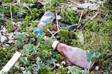 Plastik çöp ve diğer çöpleri tahıl Isle, Kent, İngiltere sahilde yaptı