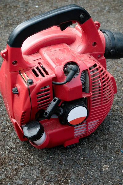 Düşen yapraklar büyük miktarda temizlenmesi için bir benzin yaprak üfleyici