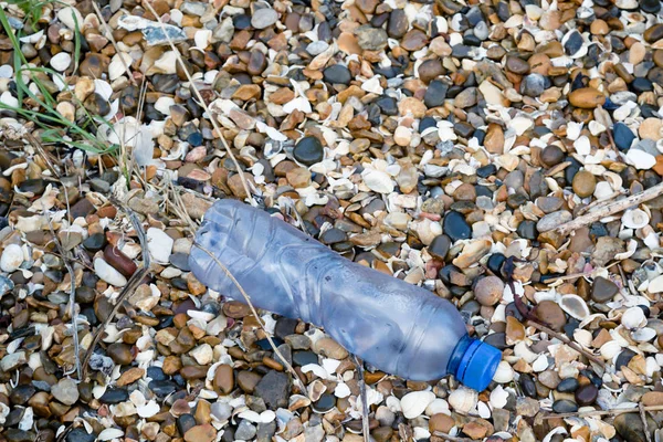 穀物の島 ケント イギリスのビーチ左側にプラスチックこみとその他のごみ — ストック写真