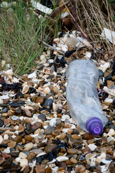 穀物の島 ケント イギリスのビーチ左側にプラスチックこみとその他のごみ — ストック写真