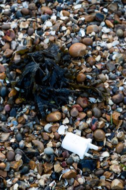 Plastik çöp ve diğer çöpleri tahıl Isle, Kent, İngiltere sahilde yaptı