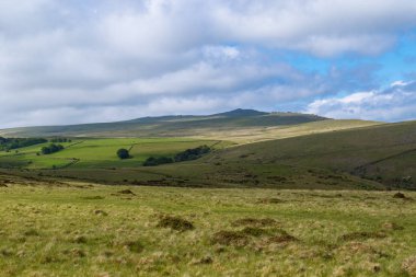 Bir görünümünü moor arazi Dartmoor Milli Parkı, Devon, İngiltere