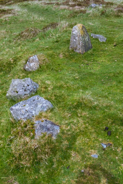 Dívek Stojí Kamenný Kruh Národní Park Dartmoor — Stock fotografie