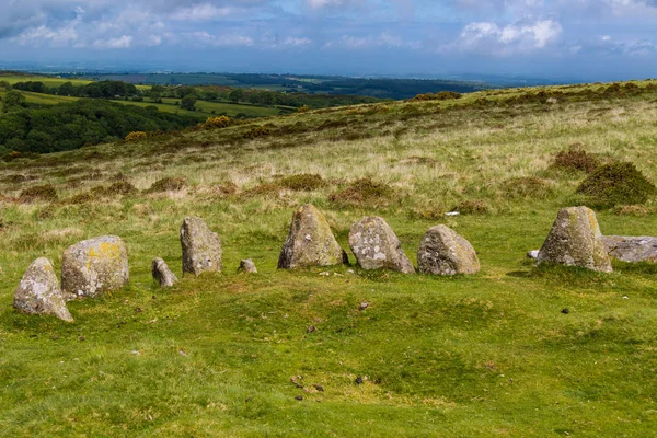 Dívek Stojí Kamenný Kruh Národní Park Dartmoor — Stock fotografie