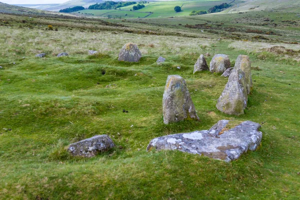 Dívek Stojí Kamenný Kruh Národní Park Dartmoor — Stock fotografie