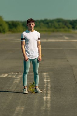 Genç Yetişkin erkek ayakta dışında güneş