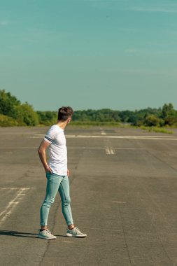 Genç Yetişkin erkek ayakta dışında güneş