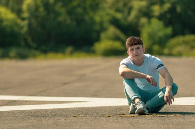 Güneşin altında dışarıda genç yetişkin erkek