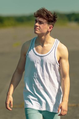 Genç Yetişkin erkek dışında gün ışığında yürümek