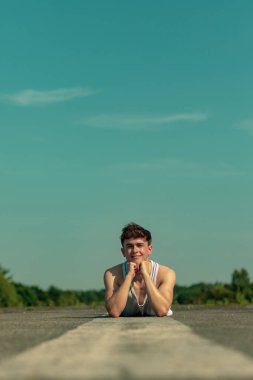 Genç Yetişkin erkek dışında güneş döşeme