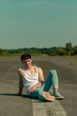 Güneşin altında dışarıda genç yetişkin erkek