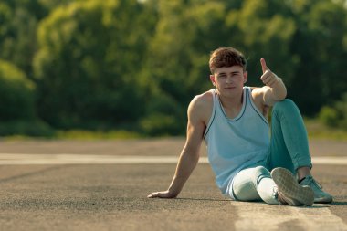 Güneşin altında dışarıda genç yetişkin erkek