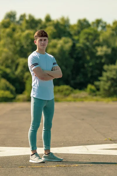 Genç Yetişkin erkek ayakta dışında güneş