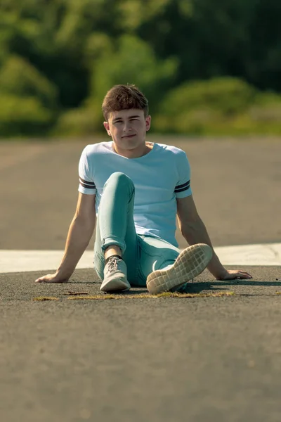 Joven Adulto Macho Sentado Afuera Sol — Foto de Stock