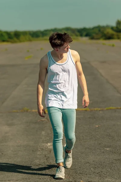 Genç Yetişkin erkek dışında gün ışığında yürümek