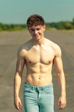 Genç Yetişkin erkek ileri yürüyüş gömleksiz sıcak bir yaz gününde