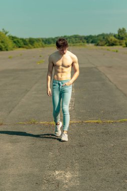Genç Yetişkin erkek ileri yürüyüş gömleksiz sıcak bir yaz gününde