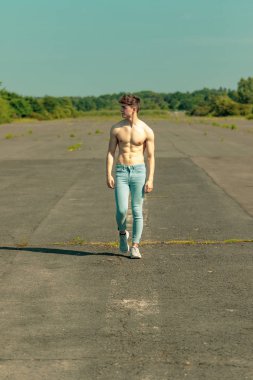 Genç Yetişkin erkek ileri yürüyüş gömleksiz sıcak bir yaz gününde