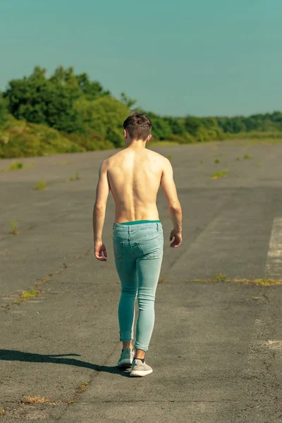暖かい夏の日に シャツに離れて歩いて若い成人男性 — ストック写真