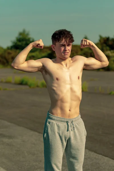 暖かい夏の日に上半身裸の筋肉を誇示若い成人男性 — ストック写真