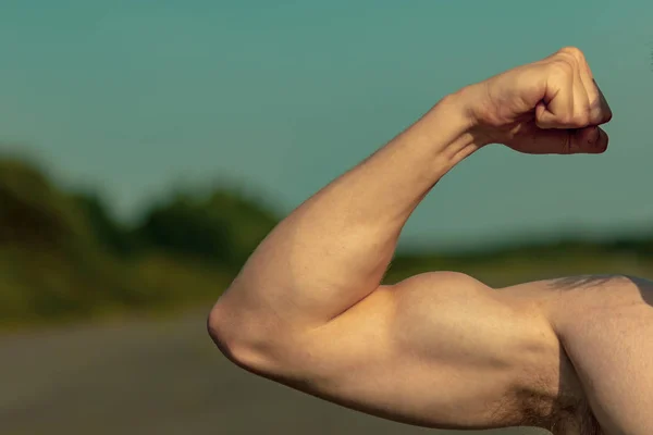 Junger Erwachsener Mann Lässt Einem Warmen Sommertag Seine Bizeps Muskeln — Stockfoto