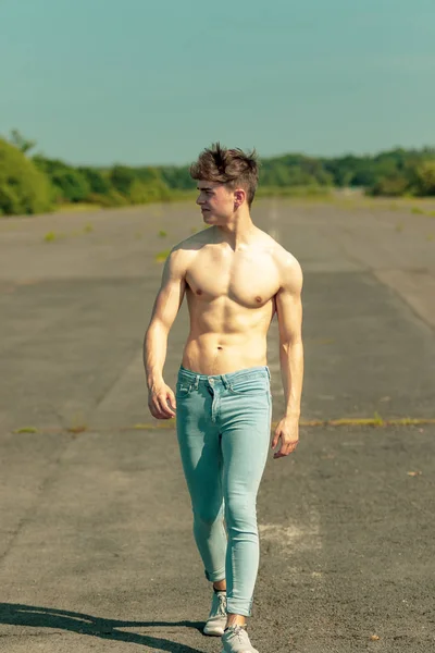 Junger Erwachsener Mann Läuft Einem Warmen Sommertag Ohne Hemd Vorwärts — Stockfoto