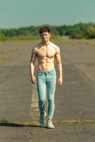 Joven Adulto Varón Caminando Hacia Adelante Sin Camisa Cálido Día — Foto de Stock